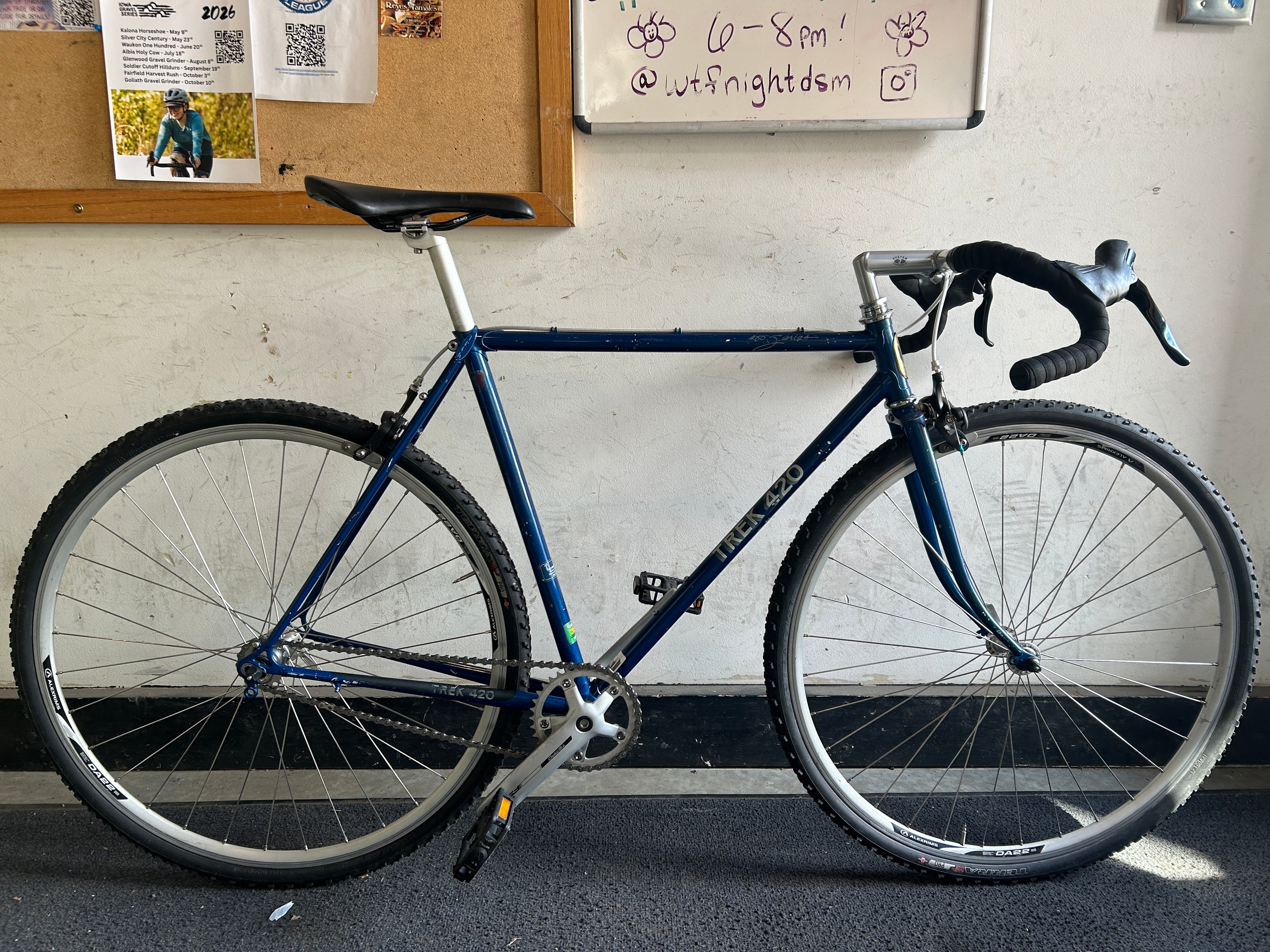 TREK 420 NAVY/SILVER 54CM