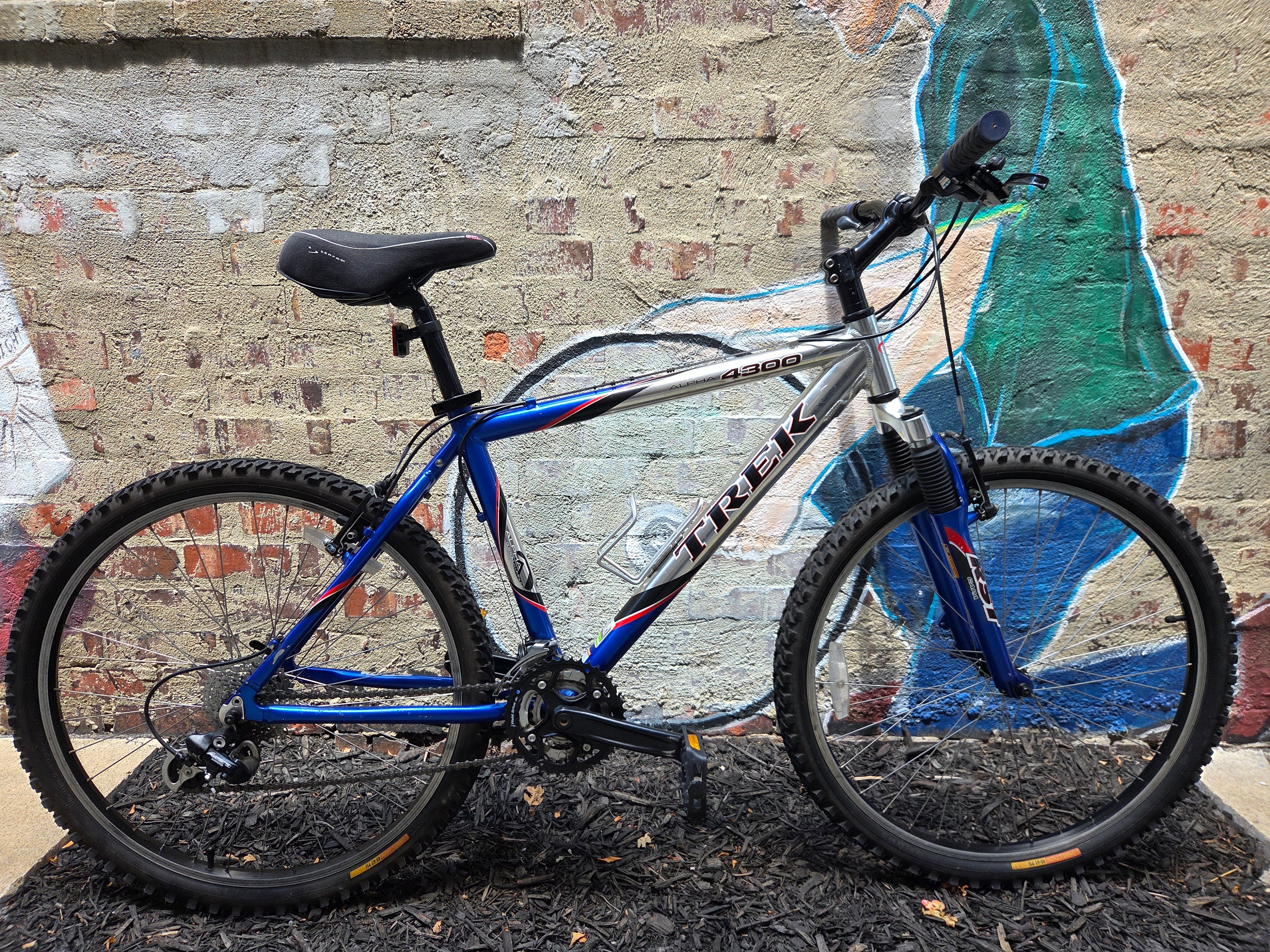 Trek 4300 Silver/Blue 18"