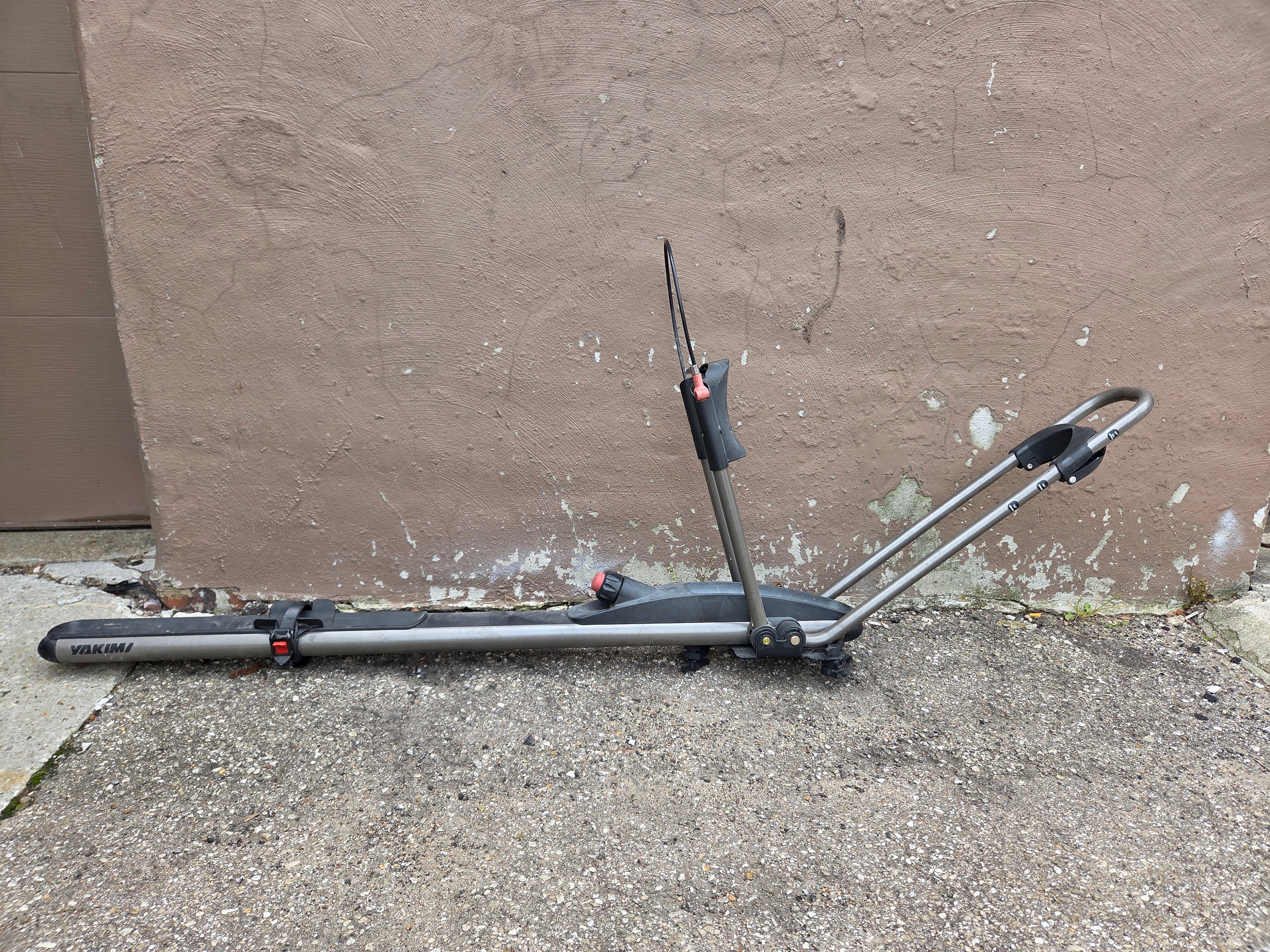 Yakima Bike Roof Rack for Round Crossbars **Missing Key to Cable Lock**